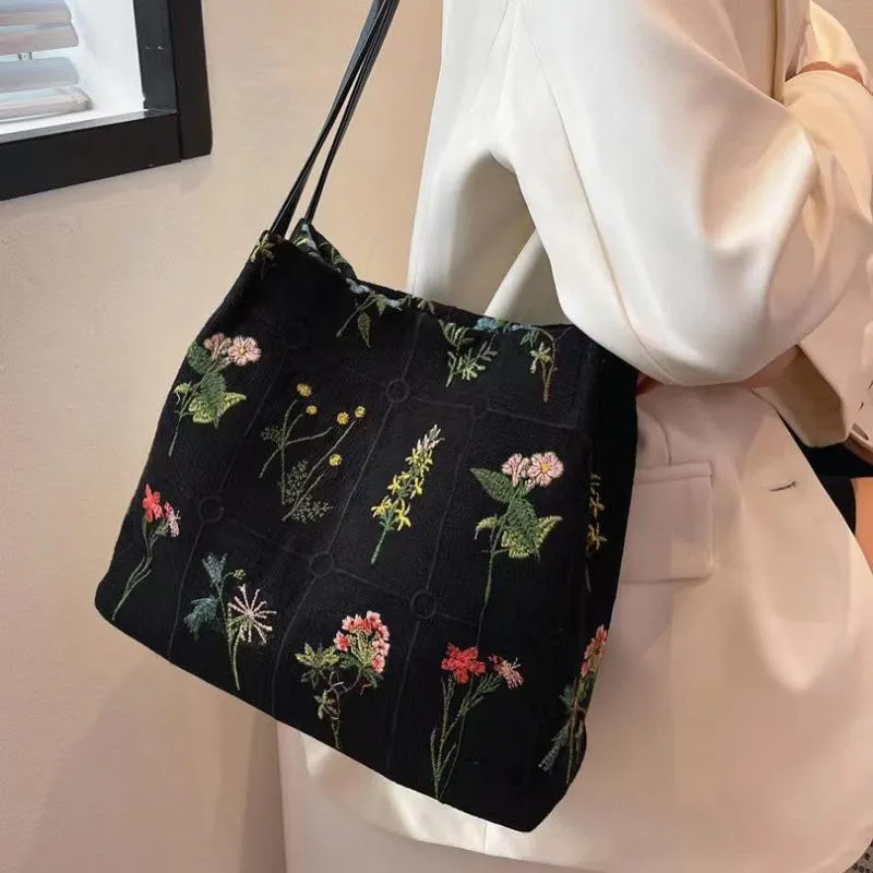 Elena – Floral Embroidered Women’s Bag