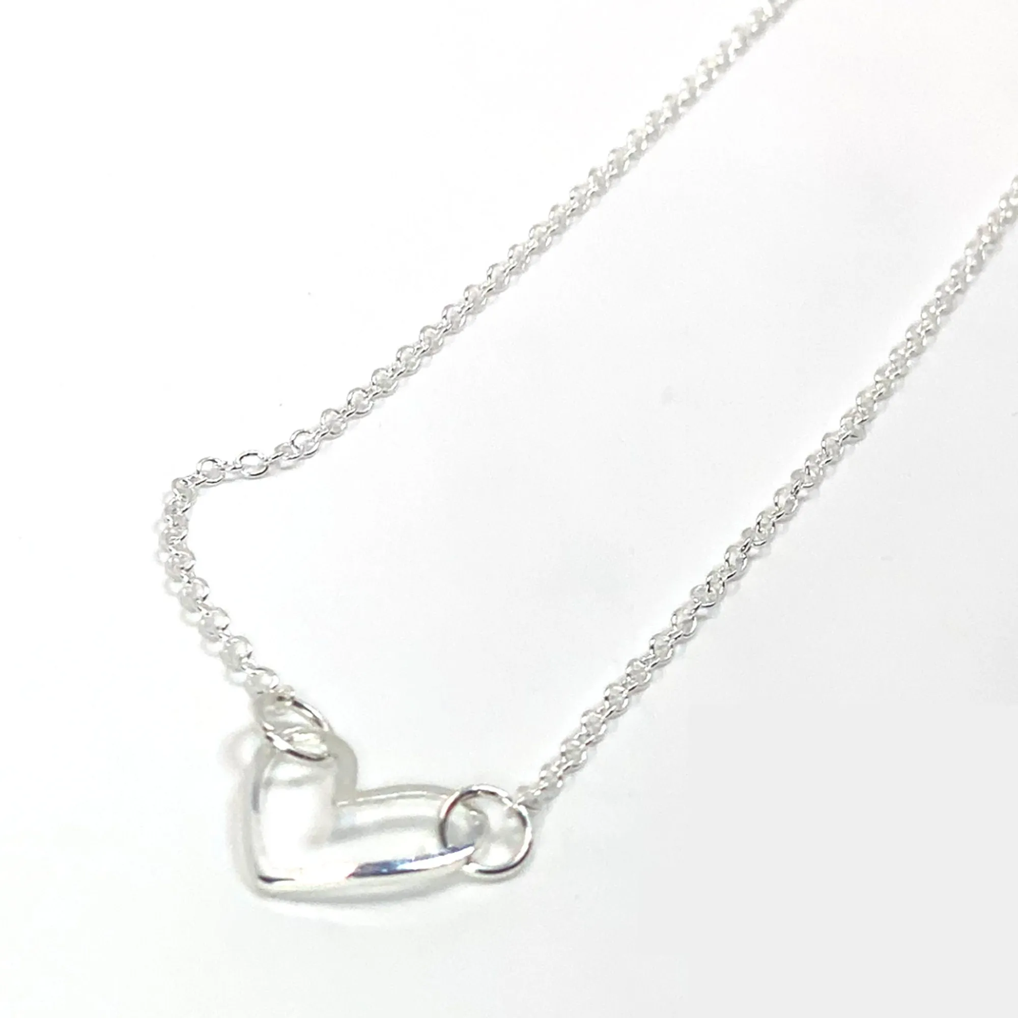 Happy Valentines Day mom, Valentines Day gifts for mom, Mom necklace, Valentines Day card for mom, Heart necklace for mom from daughter