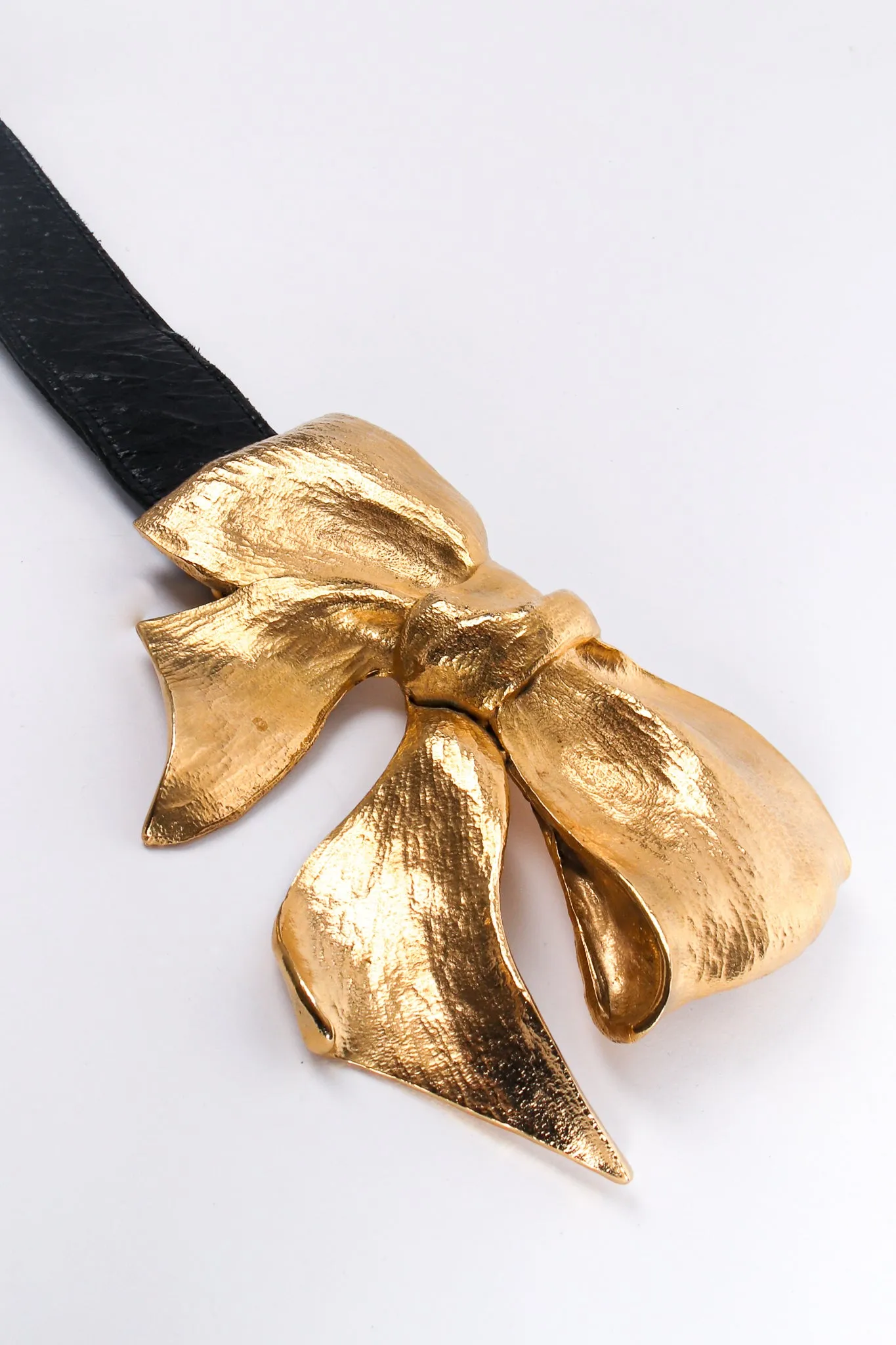 Sculpted Bow Buckle Belt