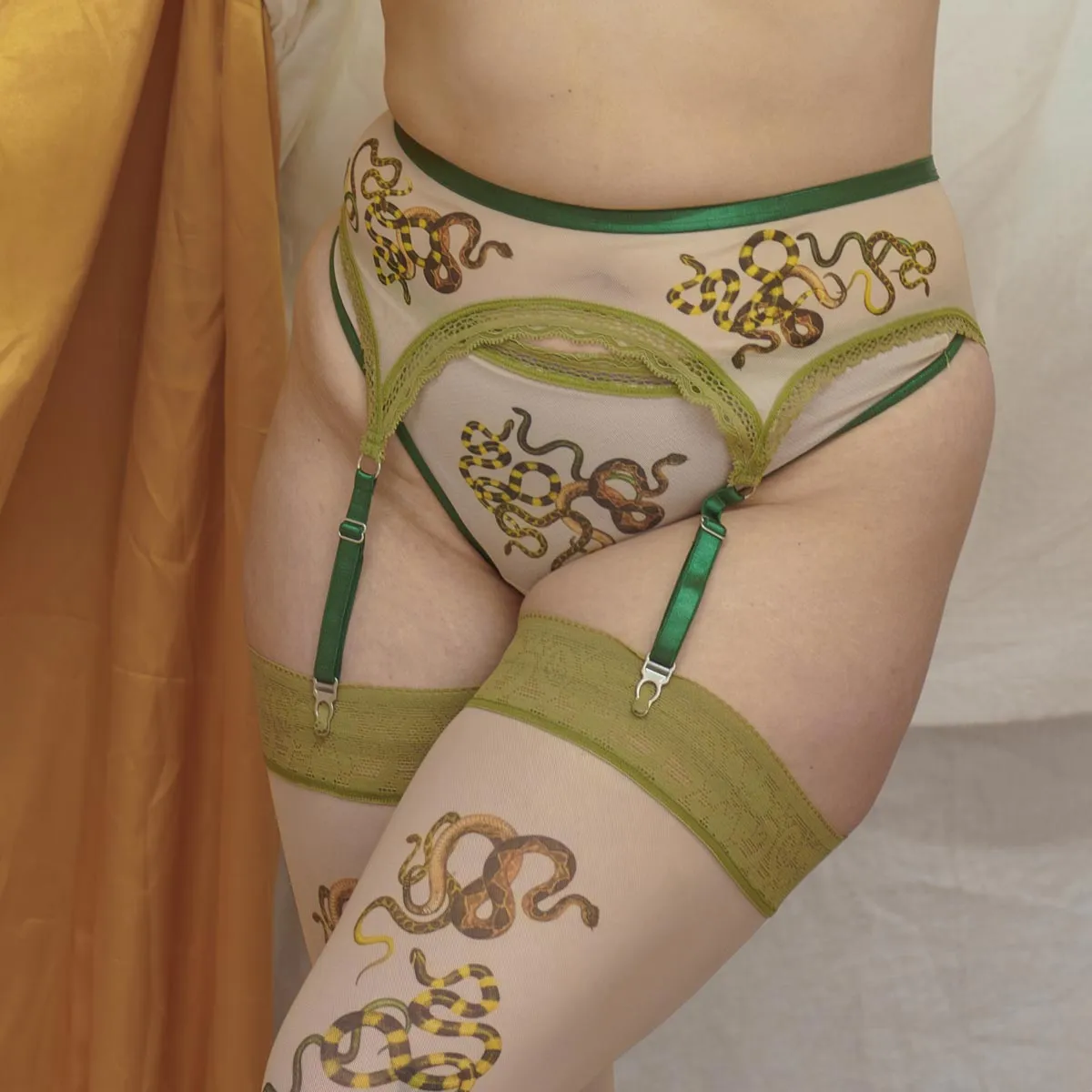 Snakes Print Adjustable Garter Belt 4X/5X