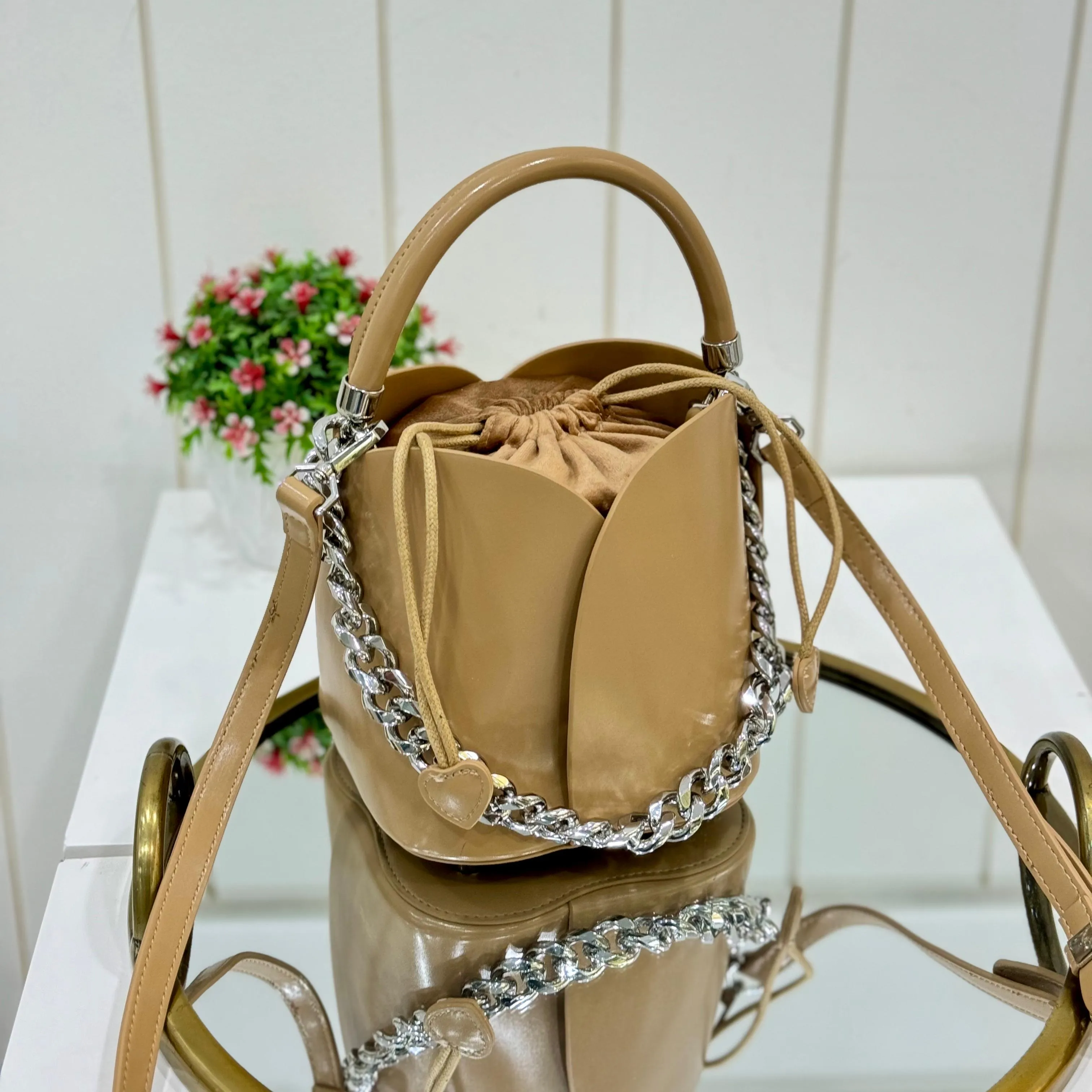 TABBY BUCKET BAG