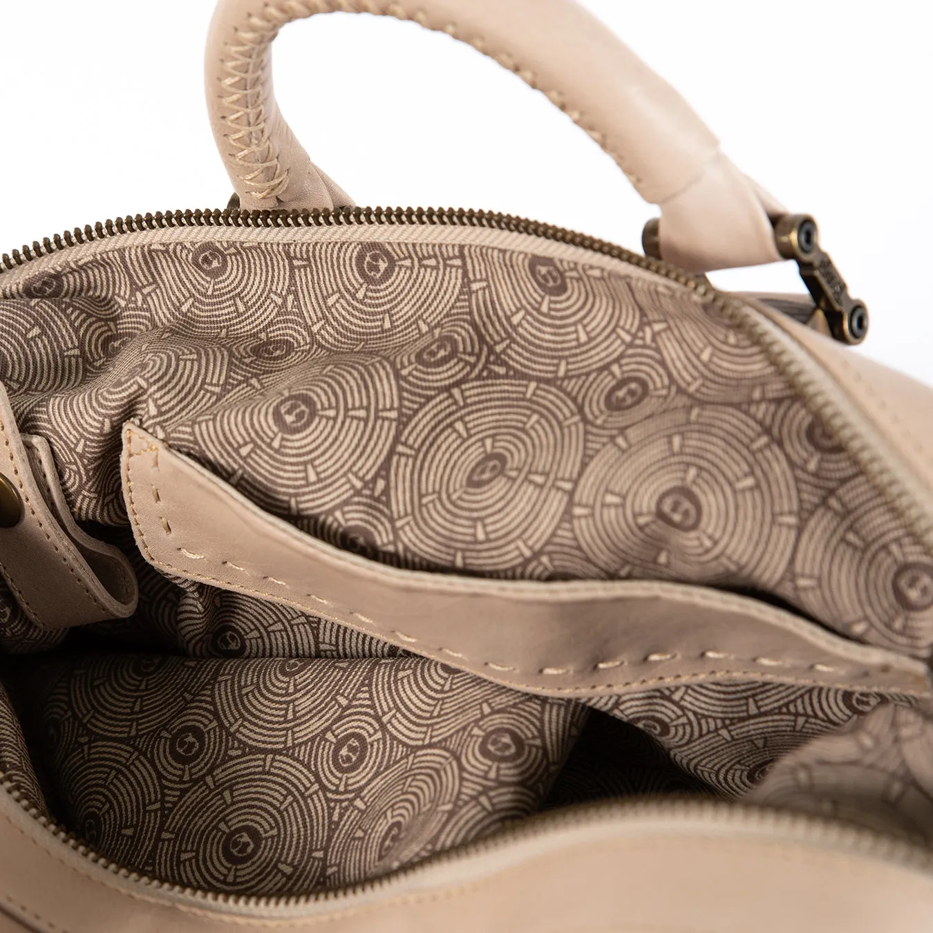 Zinande : Leather Backpack in Gravel Vintage